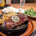 THE PUBLIC SIX - ドリンクはトニックウォーターをいただきました。