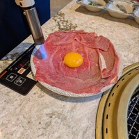 肉の匠 将泰庵  船橋本店 - 炙りユッケ