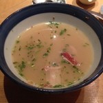 日本橋海鮮丼 つじ半 日本橋本店 - 〆の鯛茶漬けに刺身をくぐらせた図