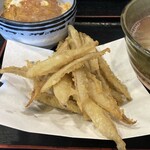 大地のうどん 本店 - 別皿で頼んだごぼう天はすごい量