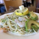 オールド ニュー カフェ -  エビとアボカド、カルピスバターレモンのパスタ