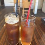 オールド ニュー カフェ - 左　アイスコーヒー　右　アイスティー