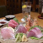炭火原始焼と蔵元焼酎の店 のどぐろの中俣 - 刺身盛合せ