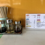 らーめん大八 - カトラリー、調味料、卓上メニュー