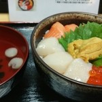 お弁当処 美食千歳 - 定食には、お吸い物が付きます