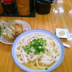 純手打ち讃岐うどん 綾 - あつあつうどん（大）＆かきあげとナス天