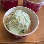 サーティワンアイスクリーム - 料理写真:ポッピングシャワー。  ポップロックキャンディが弾けるミントとチョコの人気のフレーバーです。