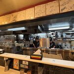 蒙古タンメン中本 - 厨房の様子