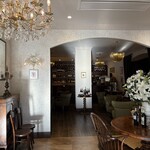 LE GRAND - 隨著陽光傾斜而變化的酒吧與咖啡區