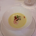 LE GRAND - 冷製玉米濃湯，搭配鹽味果凍融化後攪拌享用