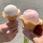あら川仙果園 - 料理写真:（左から）ももミルクコーン&ももシャーベットコーン