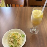 SAVOR THE ASIAN TABLE - ランチセットのミニサラダとドリンク(マンゴーラッシー)('25/08/09)
