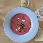 TASTE THE WORLD 外苑前店 - シャルティバルシュチェイ。ブルーのお皿にピンクが鮮やか！