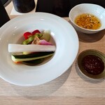 飛騨牛一頭家 馬喰一代 - ◯野菜サラダ
鮮度感の高いキュウリ、紅芯大根、にんじん、ラディッシュ、オクラ、里芋、ズイキ（芋の茎）、生椎茸
、枝豆

などを、甘味ある辛味噌ダレに付けて食べることに
