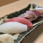 すしや万采 - おまかせ握り5巻（アオリイカ、メバチマグロ、炙り黒むつ、アジ、しょうご）