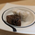すしや万采 - お通し（マグロ味噌漬け焼き、かまぼこ）