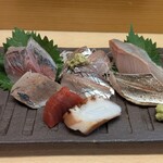 すしや万采 - お刺身盛り合わせ（メバチマグロ、タコ、炙りカマス、しょうご、真イワシ、アジ、〆アジ）