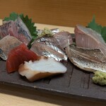 すしや万采 - お刺身盛り合わせ（メバチマグロ、タコ、炙りカマス、しょうご、真イワシ、アジ、〆アジ）