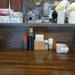 とんかつビストロ 肉のマルコウ - カウンター席前！奥が厨房