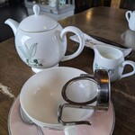 紅茶の館 源 - お店のロゴのポットで提供されました　３倍以上入ってます