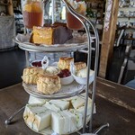 紅茶の館 源 - アフタヌーンティーセット２人分スタンド　税込１人2500円　今回のケーキは二人ともかぼちゃのケーキ　席に届いた瞬間、鼻の高さにあるスコーンの焼きたての香りが食欲をそそりました