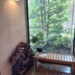 とんかつビストロ 肉のマルコウ - 下足入れの対面はガラス越の庭園風♪