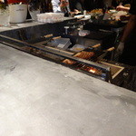 臥薪 - 広いコンクリのカウンター