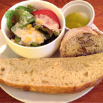 サラダとフォカッチャ