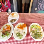 タイ屋台メシ モンティ 13 - 店頭にお弁当が並べられてます