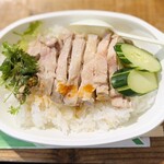 タイ屋台メシ モンティ 13 - ソースのかけ方がビビりすぎ笑