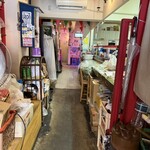 タイ屋台メシ モンティ 13 - 店内はこんな感じの入り口で、奥に広がってました