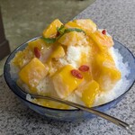 五十番 - かき氷です　こちらのお店はこれ一択です　マンゴーもりもりの氷にミルクとマンゴーのソースがかかったタイプ　氷の削り具合とかは特別ではないですが、マンゴーの盛り方がダイナミックです　中華らしくクコの実オン