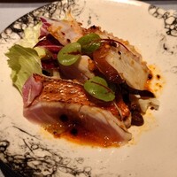 中国四川酒家 蔓山 - 鮮魚の刺身の優しい麻辣サラダ（皮を炙った金目鯛と蛸）