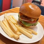 BURGER&MILKSHAKE CRANE - グリーンチリチーズバーガー:ハラペーニョ好きとしてはたまらんかった！そこまで辛くないから安心して最後まで食べれるよ！次は特濃エッグ追加しちゃうもんね！