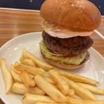 BURGER&MILKSHAKE CRANE - チリビーンズエッグバーガー:しょっぱい味が好きな方にはたまらない、ほくほくお豆さん