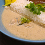 エピタフカレー - 【カレー2種盛り@税込1,450円】A.白い牡蠣カレー(＋50円)