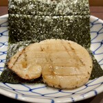 鮨 鈴木 - 軽く炙った平貝をパリッパリの海苔で