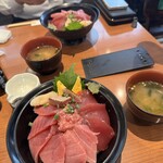 焼津港 みなみ - 特選まぐろ丼の到着。あおさのお味噌汁付き