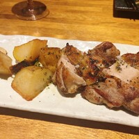 炭火焼イタリアン 海串 ブラーチェ - 鶏もも肉の香草炭火焼き