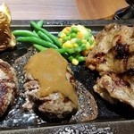 ハングリータイガー - オリジナルハンバーグ＆レモンペッパーチキンのコンボセット１，９６０円。