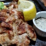 ハングリータイガー - レモンペッパーチキンと添付のレモン＆ペッパーソルト。