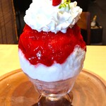 京氷菓 つらら - かき氷の上に、たっぷりのいちごシロップがかけられ、上にエスプーマ生クリーム、いちご、ミントの葉添え～!!( ^o^)ﾉ 