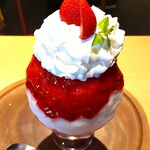 京氷菓 つらら - いちごの味がする濃厚なシロップとエスプーマ生クリームを氷に絡めて食べると、甘酸っぱさと甘さのバランスが絶妙でめちゃめちゃ美味しい～!!( ^o^)ﾉ 