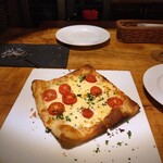 Le Ballon - トマトとモッツアレラチーズのパイピザ