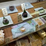 目白 志むら - 店内ショーケース