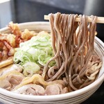 肉そば 藤七 本町分店 - 麺はシットリしながらも、噛み応えあり
