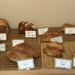 ブランジェリー ラ・フォンティヌ・ドゥ・ルルド - 並んでいるパン