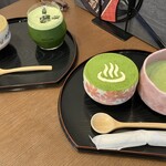 清月堂 門前通り店 - 左: どらてぃら(ほうじ茶)&宇治抹茶(ICED)、右: どらてぃら(抹茶)&宇治抹茶(Hot)