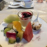 ペンション アンジェリカ - フルーツ　スコーン　　　　　　　　　　　　　　　　　自家製ブルーベリーソースヨーグルト