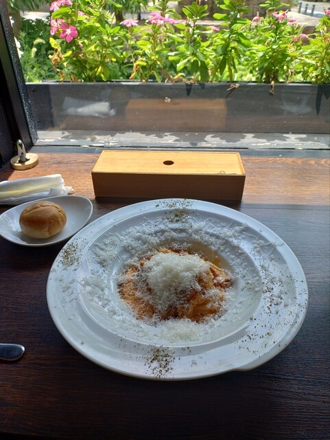 by dokenyaumetaka : まずはカルボナーラかボロネーゼ (Pasta